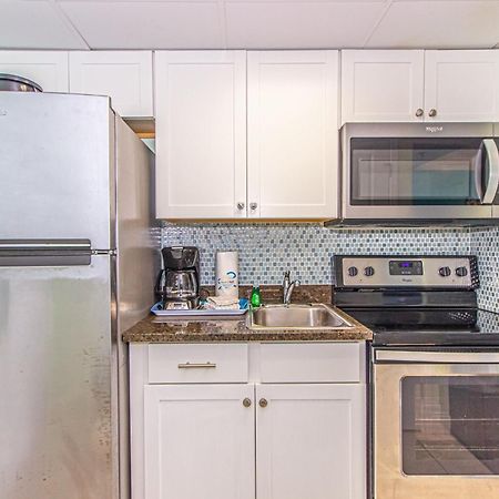 Oversized Ocean View Queen Suite With Beautiful Fireplace And Accents - Sleeps 4 Guests! マートルビーチ 部屋 写真