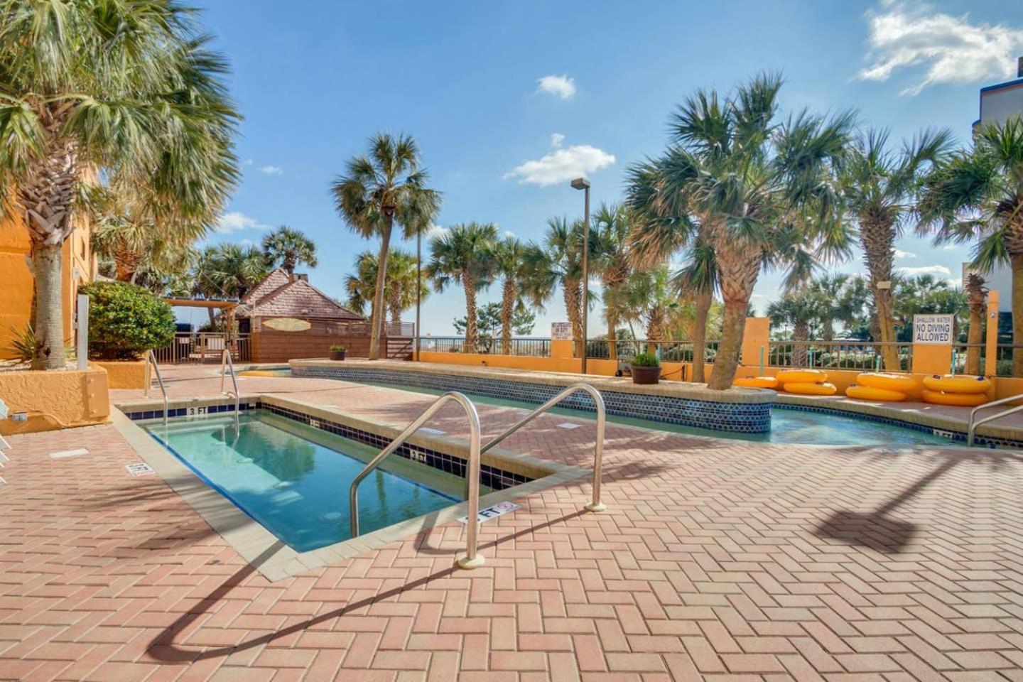 Oversized Ocean View Queen Suite With Beautiful Fireplace And Accents - Sleeps 4 Guests! マートルビーチ 部屋 写真