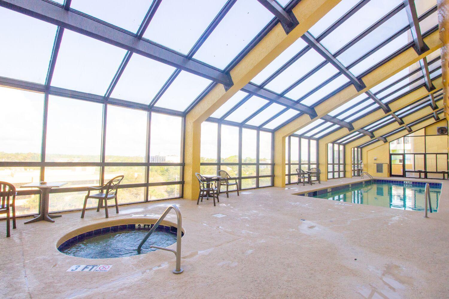 Oversized Ocean View Queen Suite With Beautiful Fireplace And Accents - Sleeps 4 Guests! マートルビーチ 部屋 写真