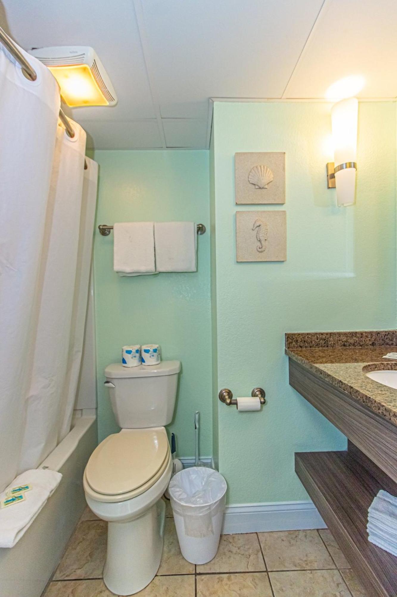 Oversized Ocean View Queen Suite With Beautiful Fireplace And Accents - Sleeps 4 Guests! マートルビーチ 部屋 写真