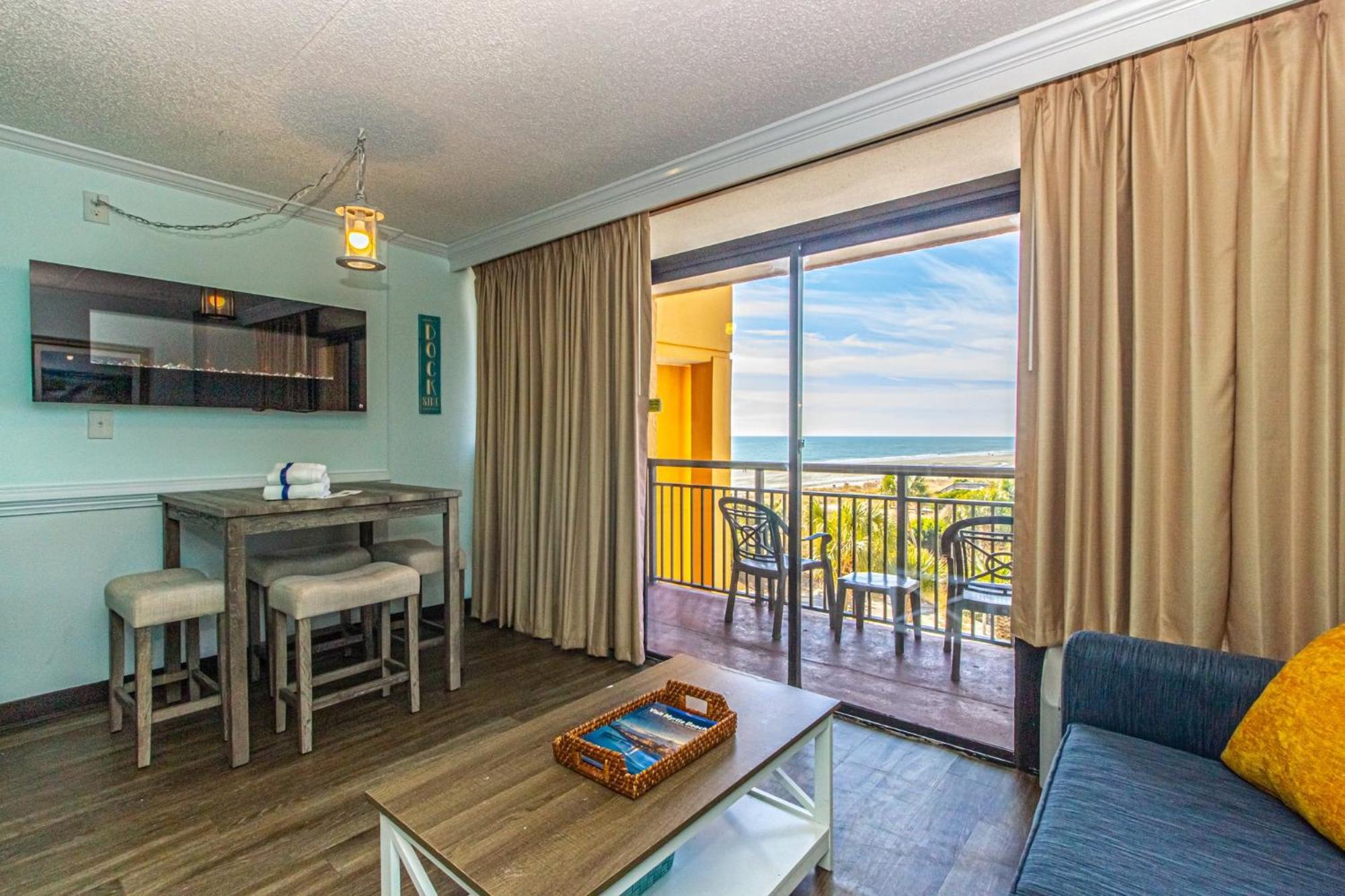 Oversized Ocean View Queen Suite With Beautiful Fireplace And Accents - Sleeps 4 Guests! マートルビーチ 部屋 写真