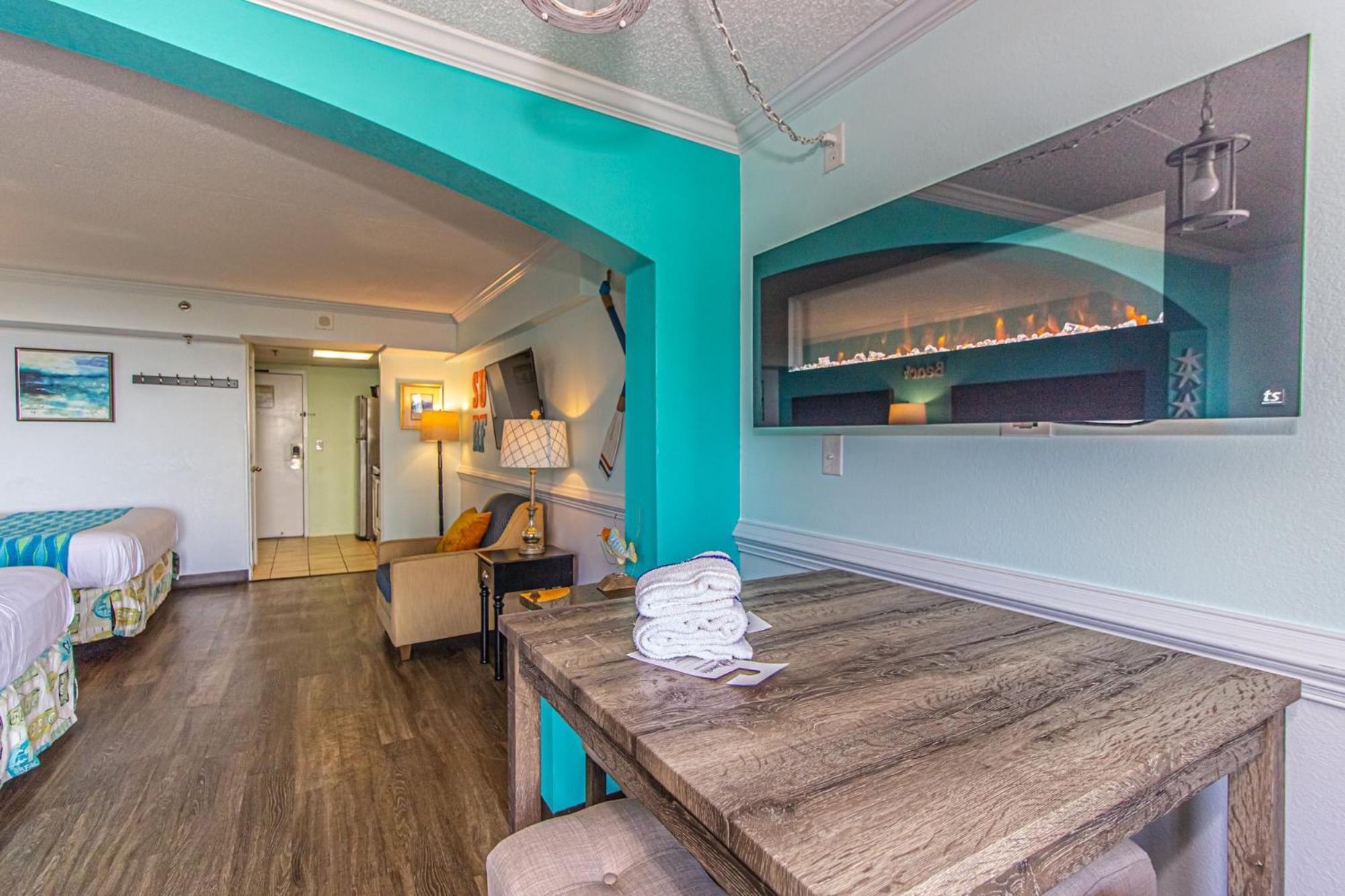 Oversized Ocean View Queen Suite With Beautiful Fireplace And Accents - Sleeps 4 Guests! マートルビーチ 部屋 写真