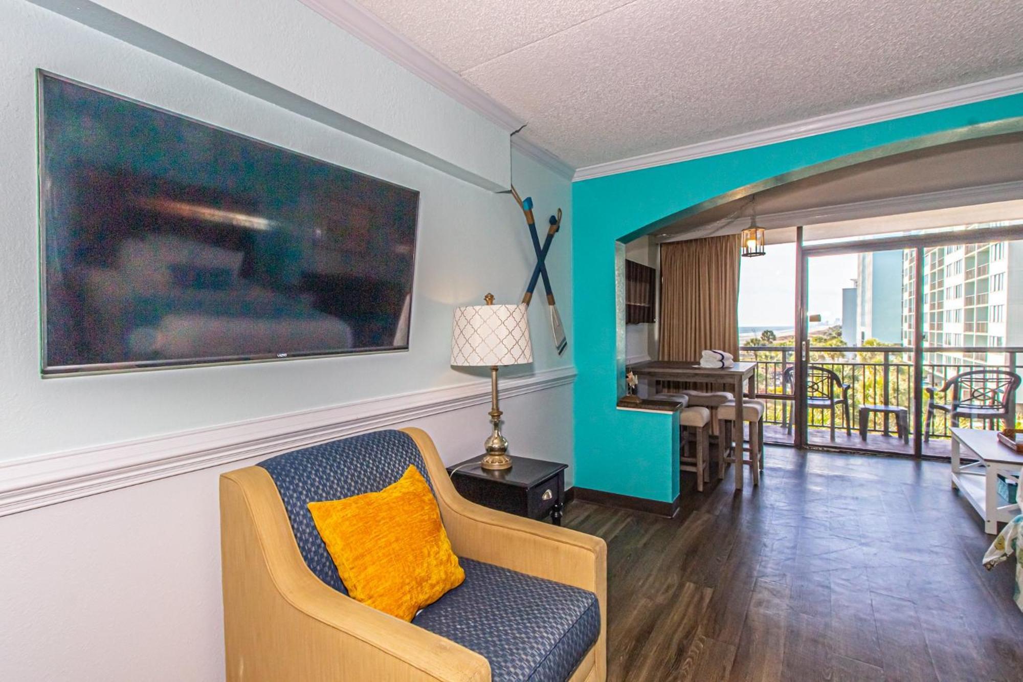 Oversized Ocean View Queen Suite With Beautiful Fireplace And Accents - Sleeps 4 Guests! マートルビーチ 部屋 写真