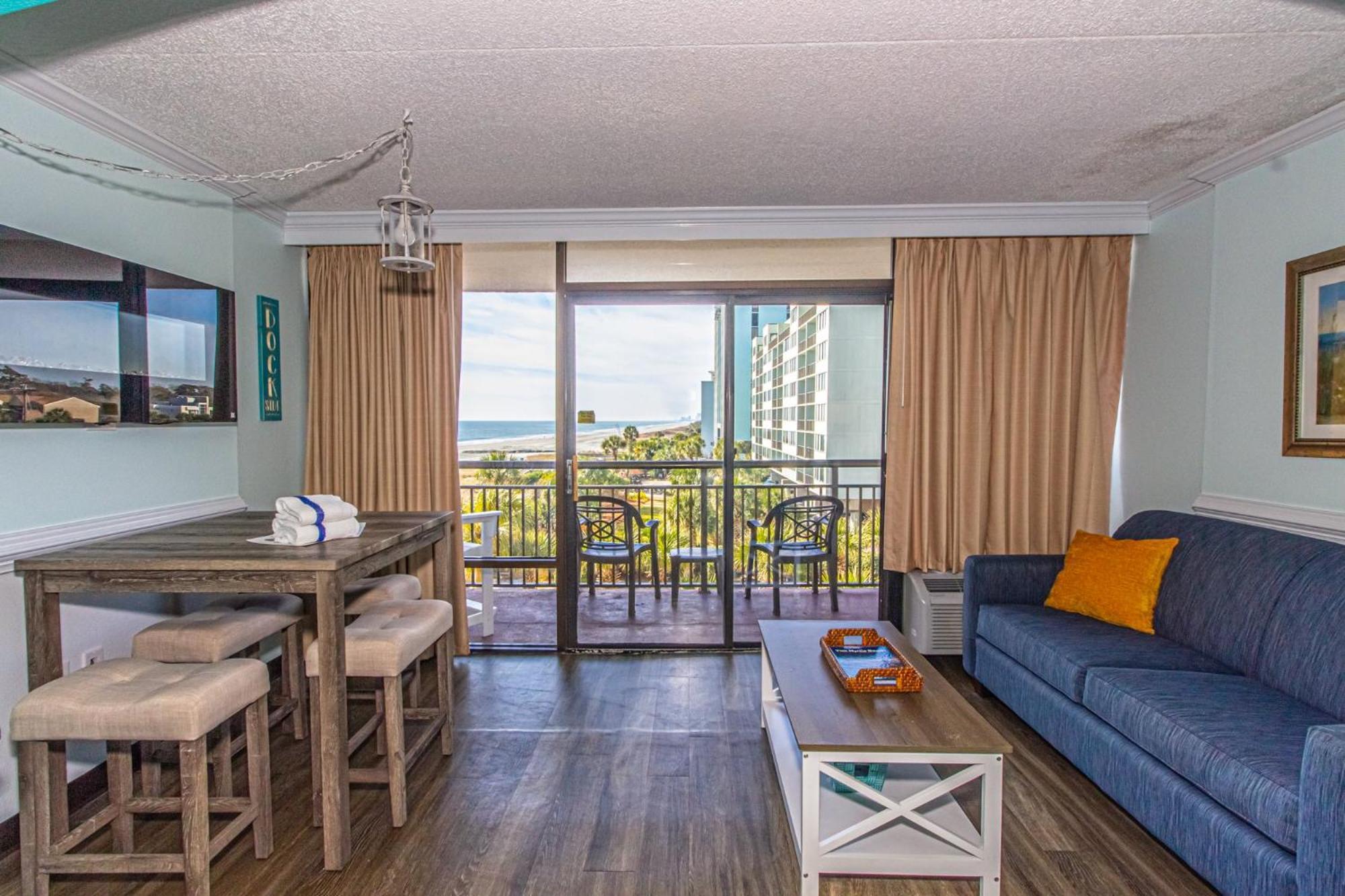 Oversized Ocean View Queen Suite With Beautiful Fireplace And Accents - Sleeps 4 Guests! マートルビーチ 部屋 写真