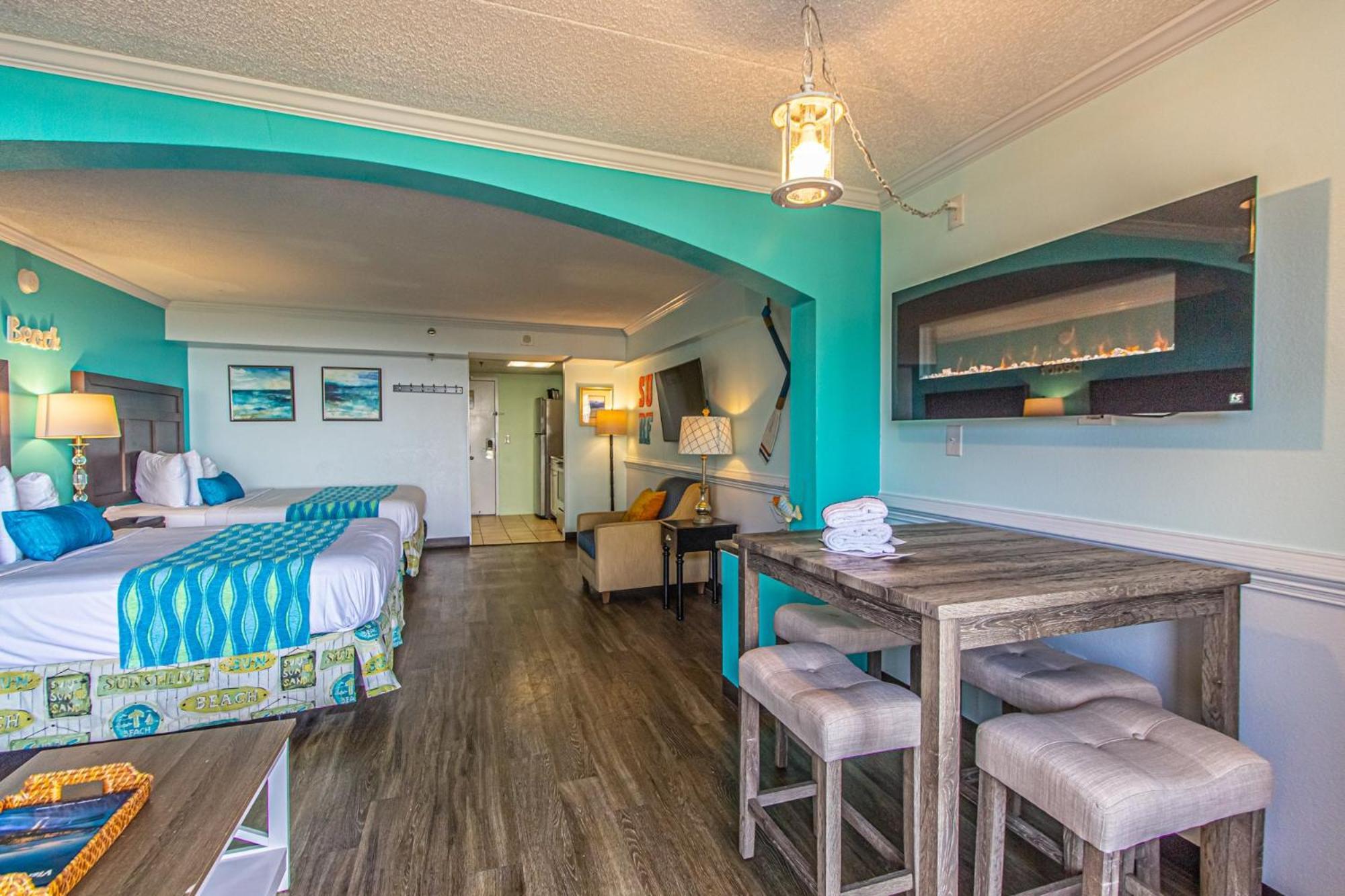 Oversized Ocean View Queen Suite With Beautiful Fireplace And Accents - Sleeps 4 Guests! マートルビーチ 部屋 写真