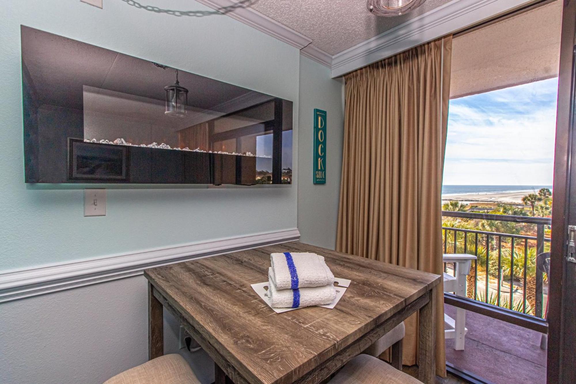 Oversized Ocean View Queen Suite With Beautiful Fireplace And Accents - Sleeps 4 Guests! マートルビーチ 部屋 写真