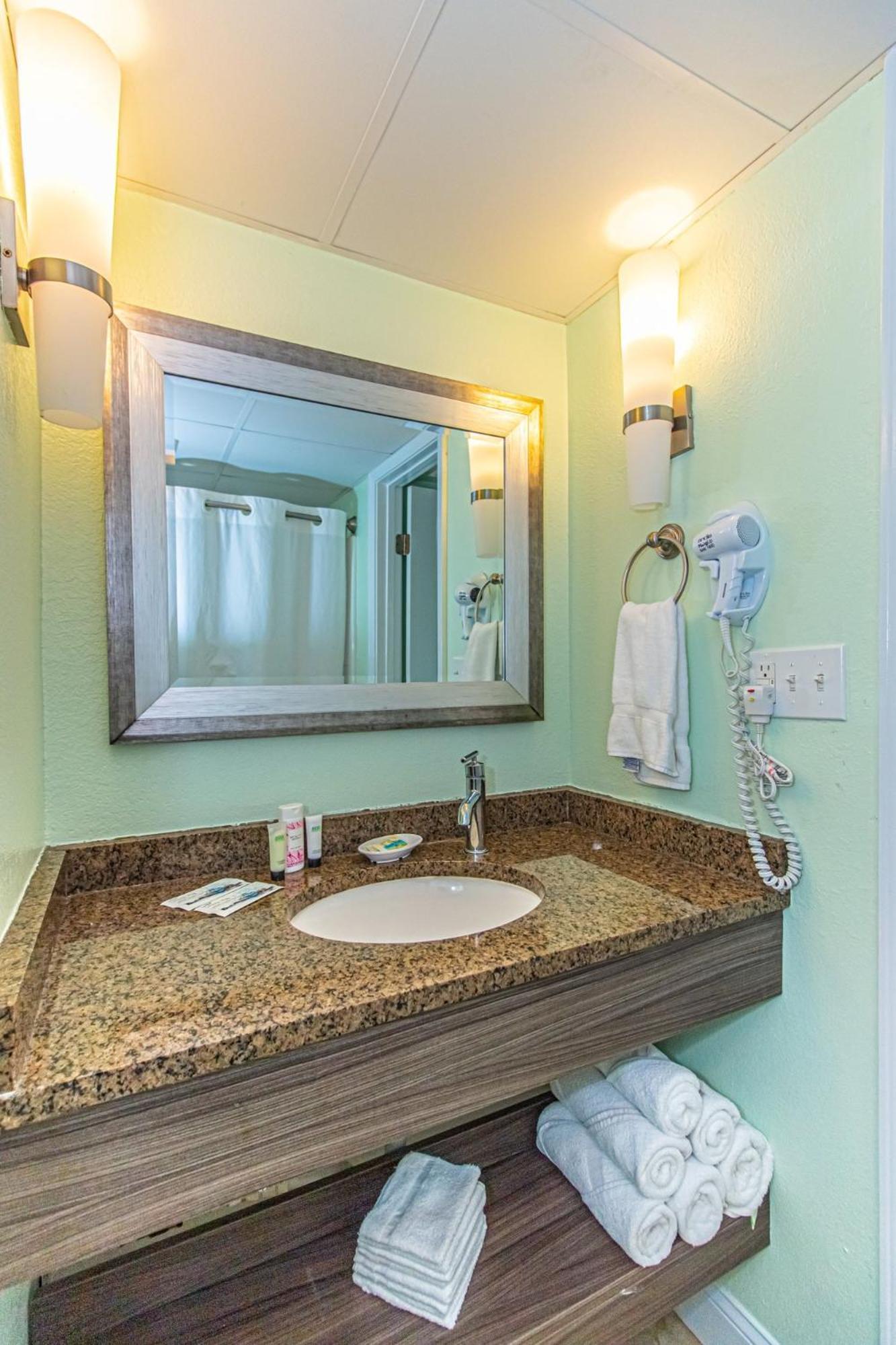 Oversized Ocean View Queen Suite With Beautiful Fireplace And Accents - Sleeps 4 Guests! マートルビーチ 部屋 写真