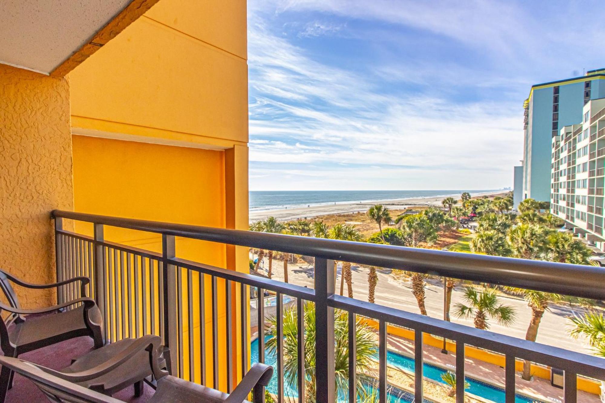 Oversized Ocean View Queen Suite With Beautiful Fireplace And Accents - Sleeps 4 Guests! マートルビーチ 部屋 写真